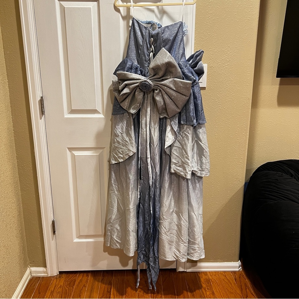 Elegant Blue Gown with Floral Accents - Picture 8 of 10